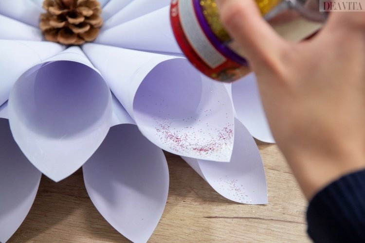 faça decorações de natal com papel, decore guirlanda glitter