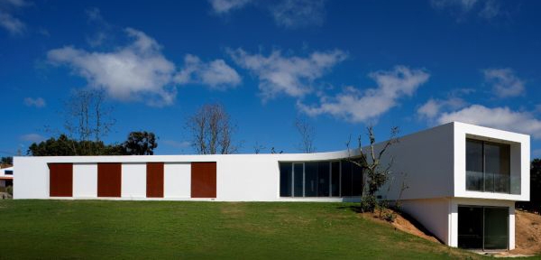 Casa de campo em forma de Y em Portugal - frente