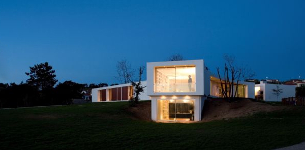 Casa de campo em forma de Y - fachada moderna