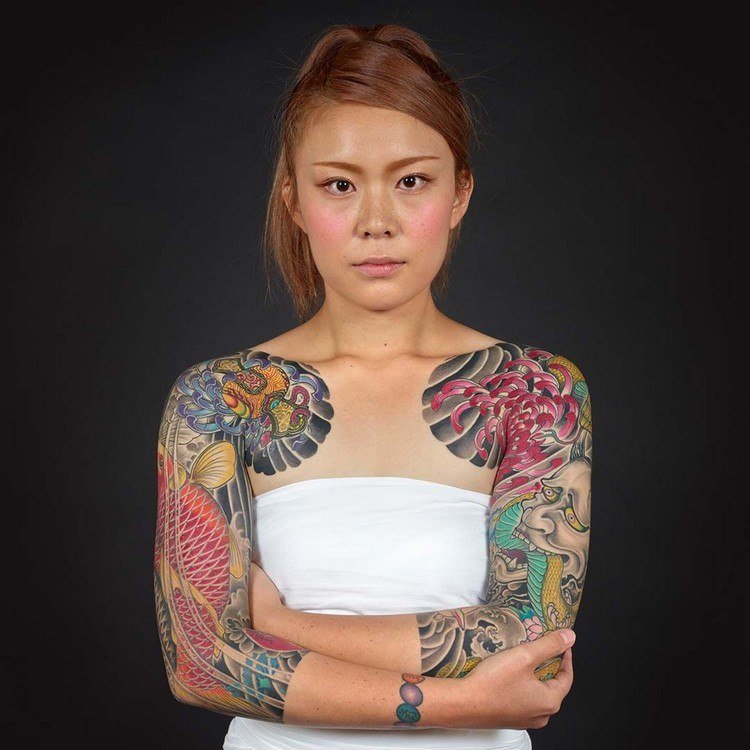 Ideias de design de tatuagem de manga de mulher Yakuza para tendências de tatuagem feminina