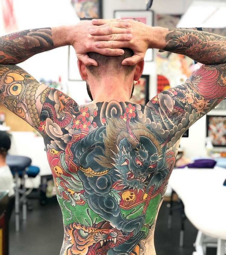 Tatuagem de dragão Yakuza que significa ideias de tatuagem para homens nas costas