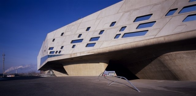 Arquitetura moderna obra de arte-Science Center Phaeno-Wolfsburg fachada aberturas-Hadid
