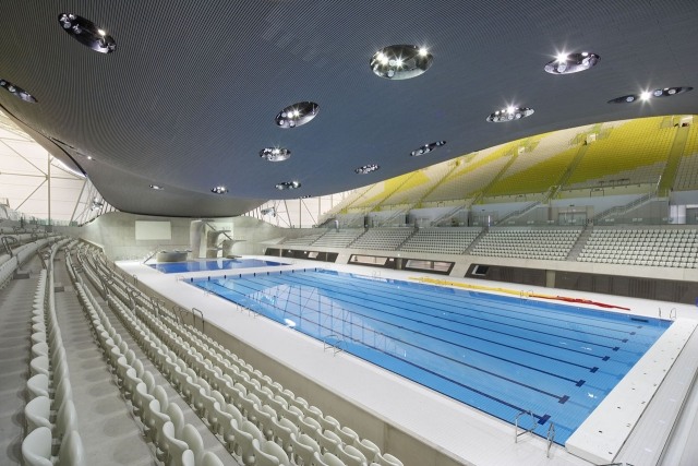 Salão da piscina espaçoso Centro Aquático Olímpico em Londres - teto ondulado