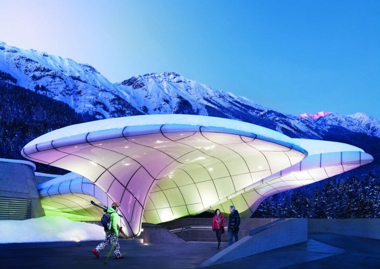 design-zaha-hadid-nordkettenbahn-innsbruck-ueberdachung-white-organic-form-colorful-lighting