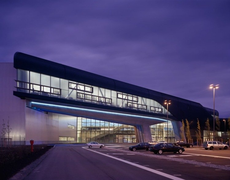 zaha-hadid-design-bmw-quartel-general-leipzig-modern-construction-window fronts