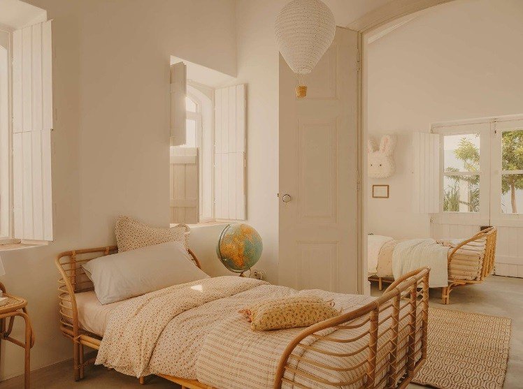 Quarto infantil em estilo de casa de campo com cama de madeira da Zara Home