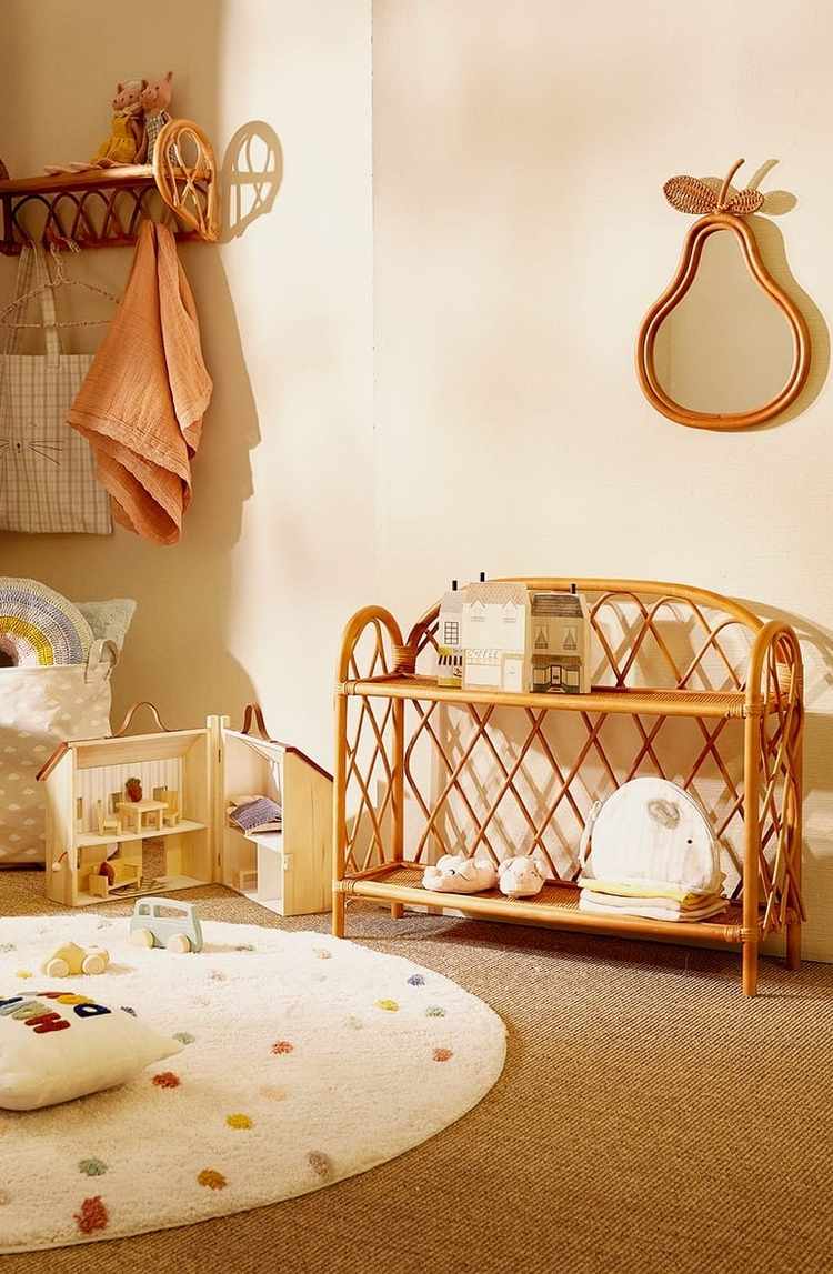 Prateleira de rattan para quarto infantil