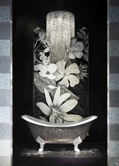 luxuoso-mosaico-azulejos-Sicis-prata-banheiro