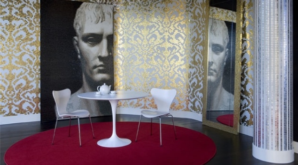Ideias para decoração de parede com revestimento de luxo em mosaicos branco-dourado