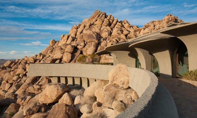 Paisagem rochosa com terraço com vista para residência no deserto