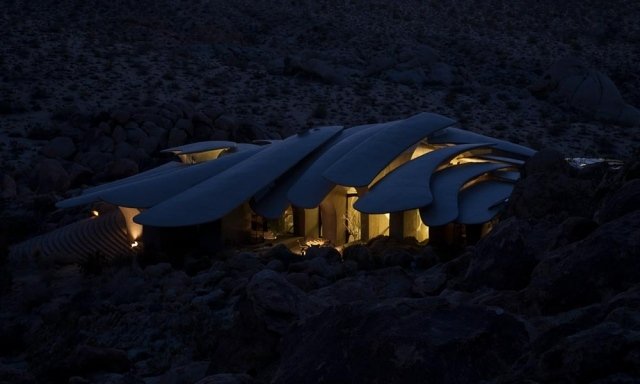 Residência no deserto com construção de telhado com iluminação falhou