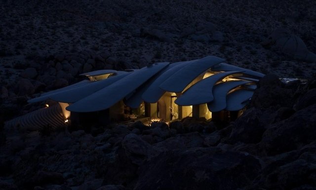 Residência no deserto com construção de telhado com iluminação falhou