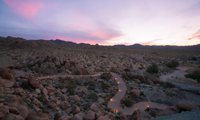 Veja a paisagem do deserto de forma futurista de residência luxuosa