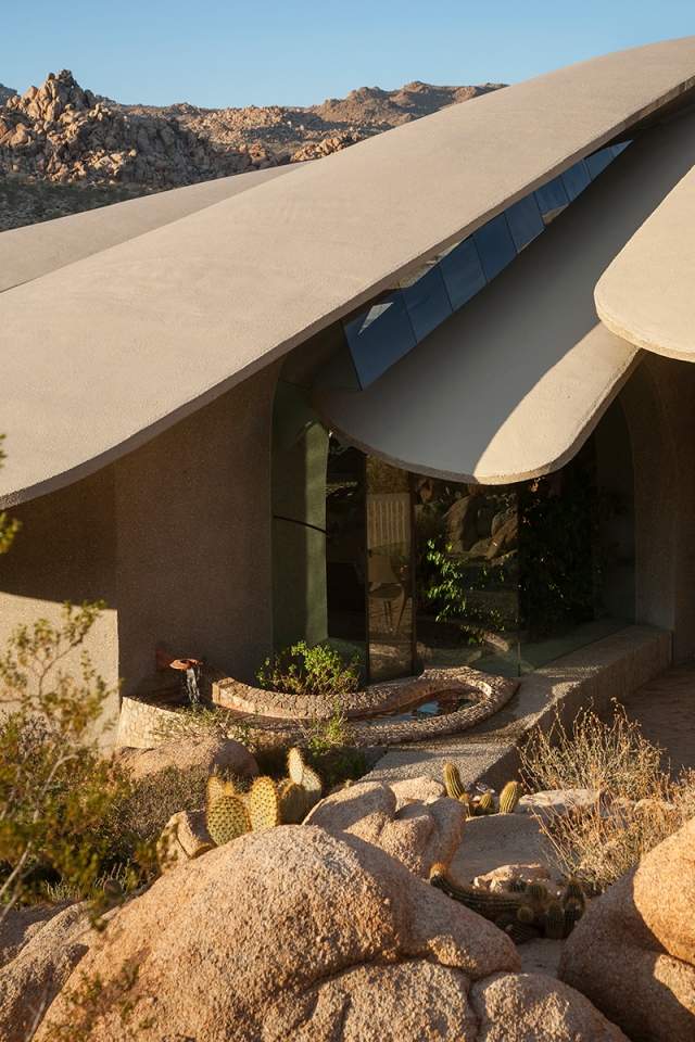 Casa de vanguarda em área de pátio construída no deserto