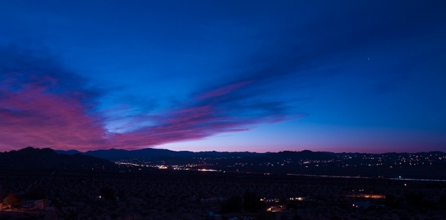 casa do deserto da californiana à noite paisagem parece difícil natureza