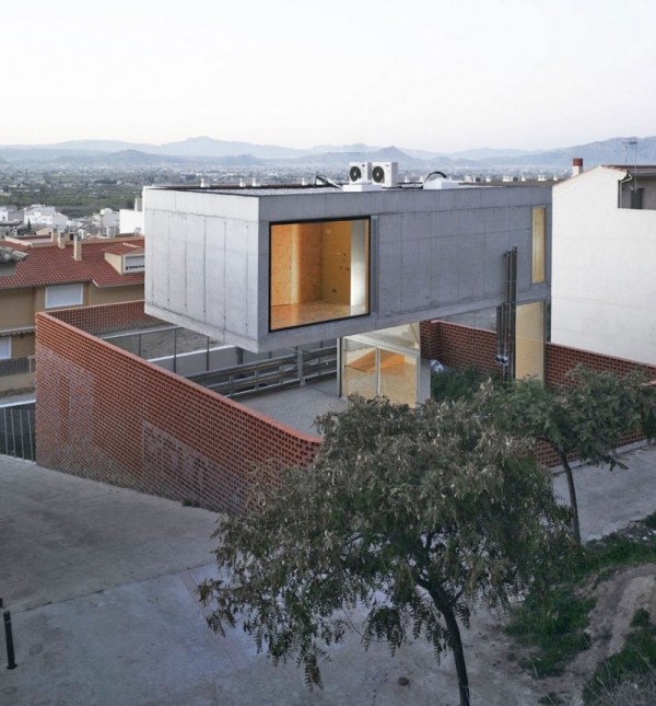 Torreaguera Atresados ​​casa de concreto construída na encosta