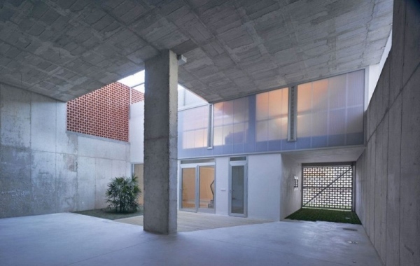 Casa feita de concreto com interior aberto