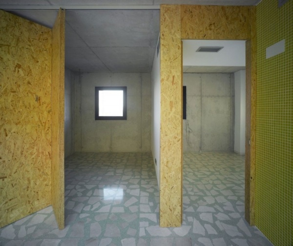 Revestimento de piso de pedra no interior de casa de concreto na Espanha
