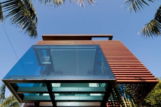 Beach House California com fachada de vidro e jardim interno transparente com piso de vidro