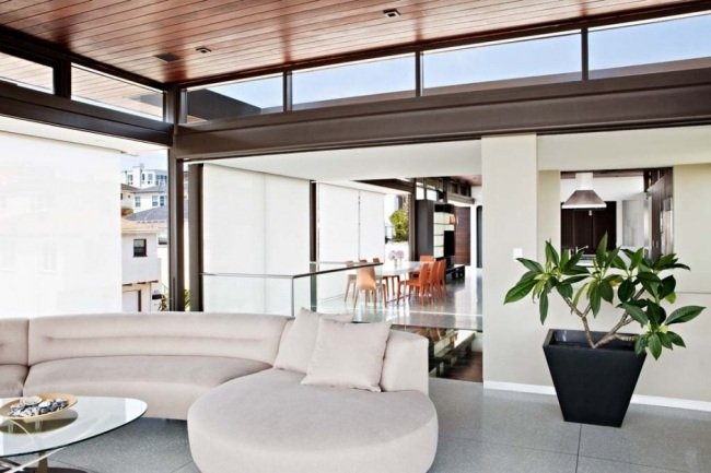 Janela panorâmica loft sala-cozinha sala-sofá redondo com vidros brancos
