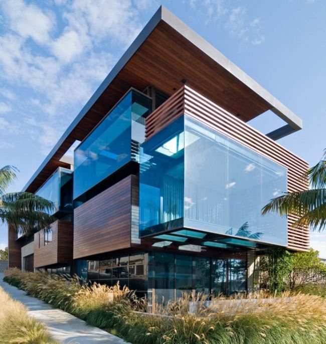Casa moderna - fachada de madeira revestida de vidro - oferece vistas deslumbrantes do oceano