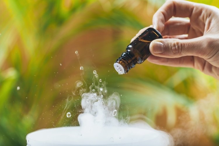 Aromaterapia com óleo de capim-limão para dores de cabeça