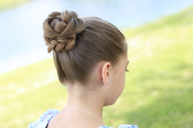 Menina de tranças de tendência de penteado de verão