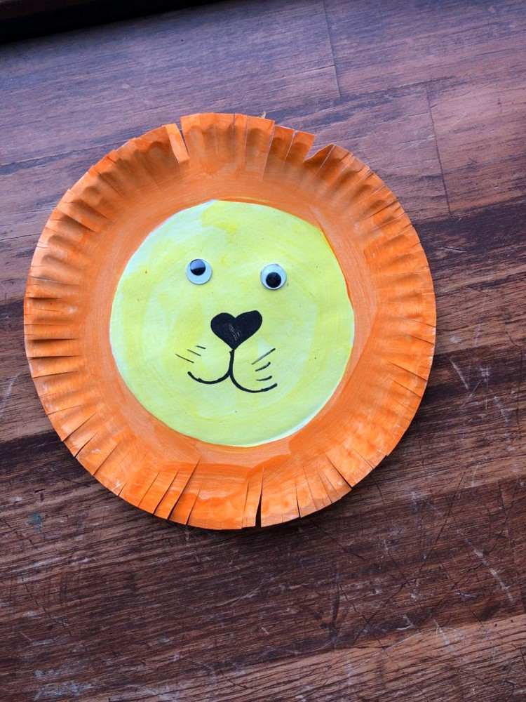 Faça um leão para o carnaval com pratos de papel com olhos arregalados