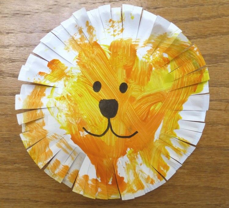 Idéia de artesanato de leão em prato de papel para crianças menores de 3 anos