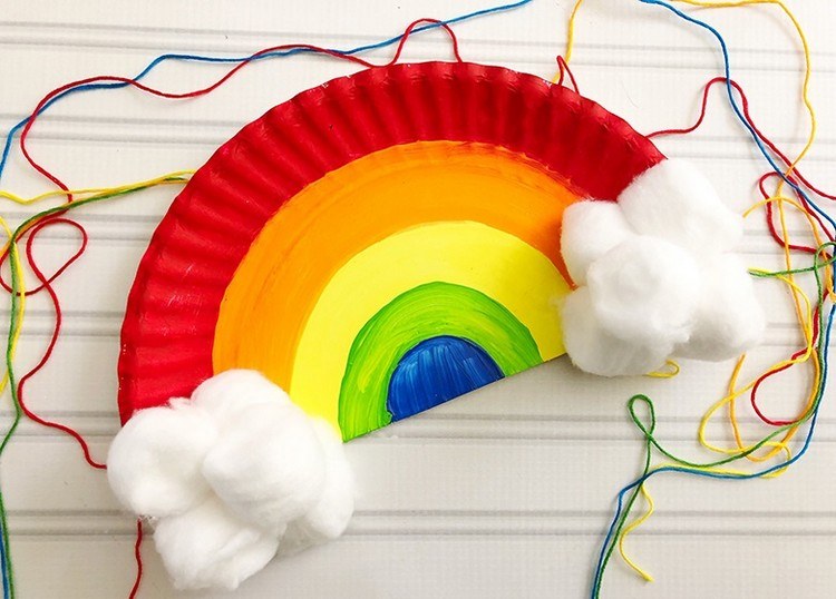 Ideia de artesanato para crianças com menos de 3 anos de idade, arco-íris feito de pratos de papel