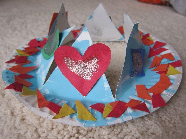 Coroa de prato de papel Tinker com criança de 2 anos para Mardi Gras
