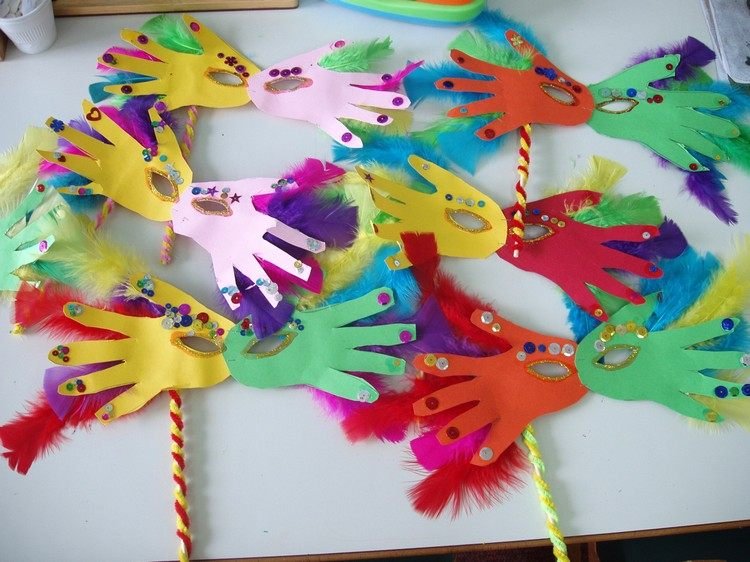 máscaras coloridas consertar impressões de mãos jardim de infância carnaval