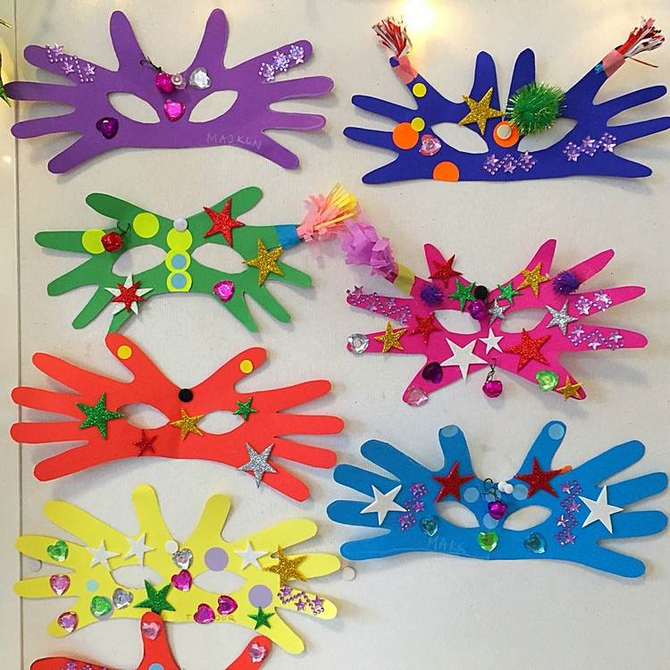 fazer máscaras de carnaval coloridas decorar pequenas estrelas de pedras