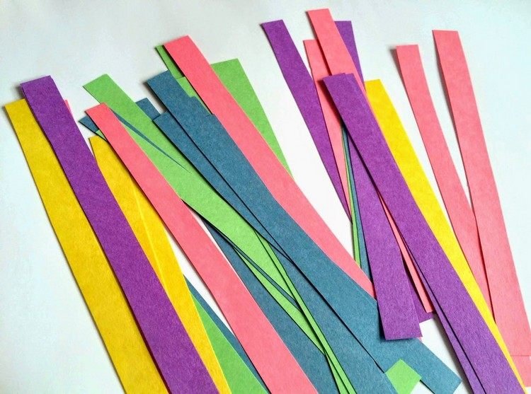 Páscoa remende tiras coloridas de papel como material de artesanato
