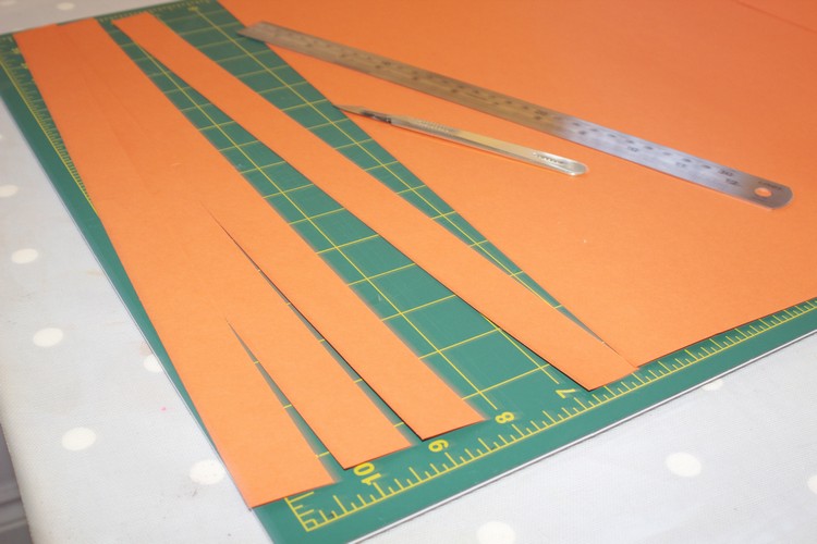 Instruções de tiras de papel para cenouras de laranja para mexer na Páscoa
