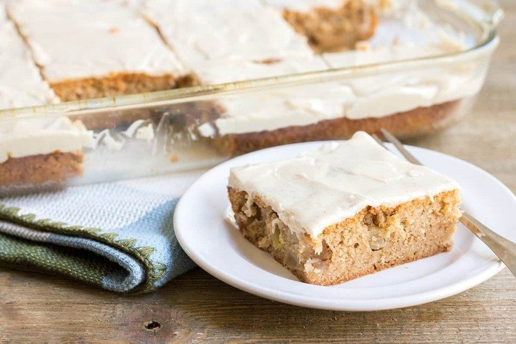 Torta de maçã coberta com cobertura de açúcar de confeiteiro