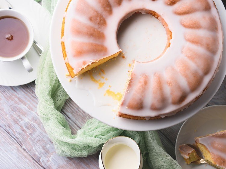 Bolo Bundt decorado com glacê