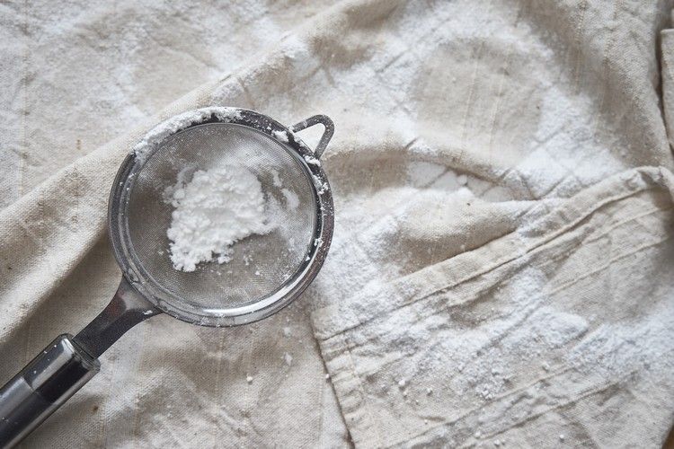 Açúcar de confeiteiro peneirado para a receita de glacê