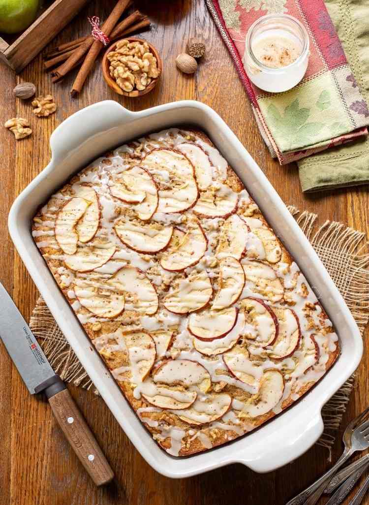 Decore a torta de maçã com glacê