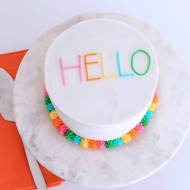 Rotule bolos com cobertura e faça você mesmo letras coloridas de açúcar