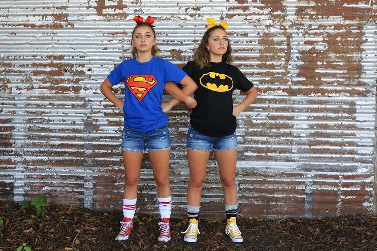 twins-costumes-simple-diy-ideas-batman-superman-camisetas